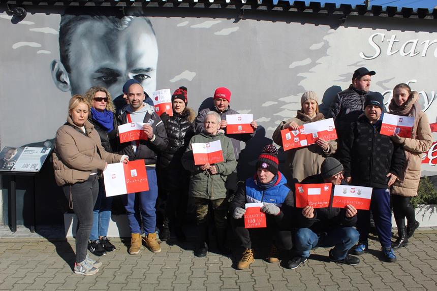 1.Uczestnicy oraz kadra ŚDS w Gryfinie stoją przed muralem Rotmistrza Witolda Pileckiego trzymając D