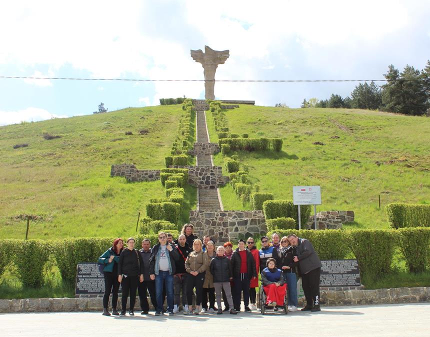 1.Grupa uczestników oraz kadry pozują do zdjęcia na tle Góry Czcibora D