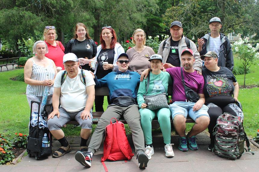 1.Uczestnicy, wolontariusze oraz terapeuci pozujący do zdjęcia grupowego w Parku Zdrojowym D