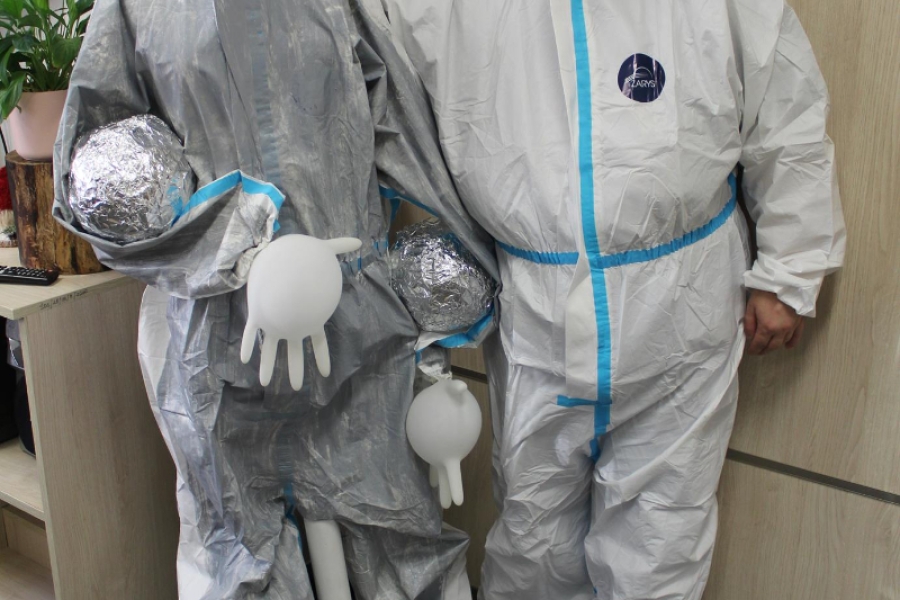 3 – Uczestniczka w stroju karnawałowym pozuje do zdjęcia z manekinem.