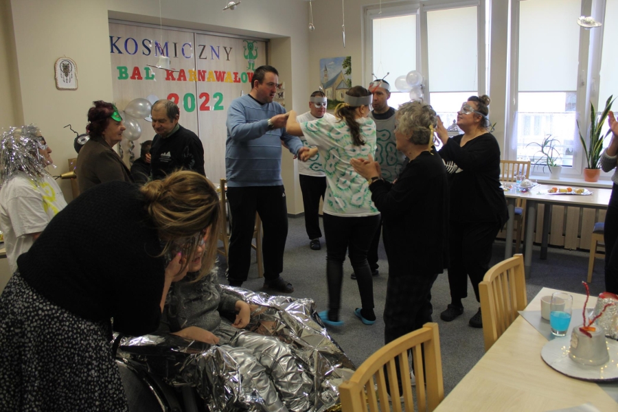 4 – Grupa Uczestników wraz z terapeutami podczas zabawy tanecznej. 