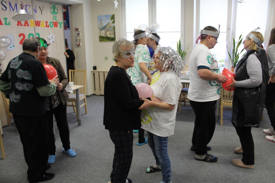 7 – Grupa Uczestników podczas zabawy tanecznej z balonem. 