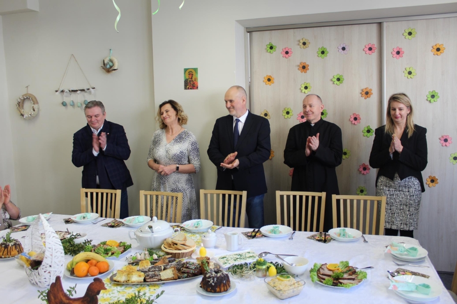3 – Zaproszeni goście biją brawo Kierownik ŚDS w Gryfinie.