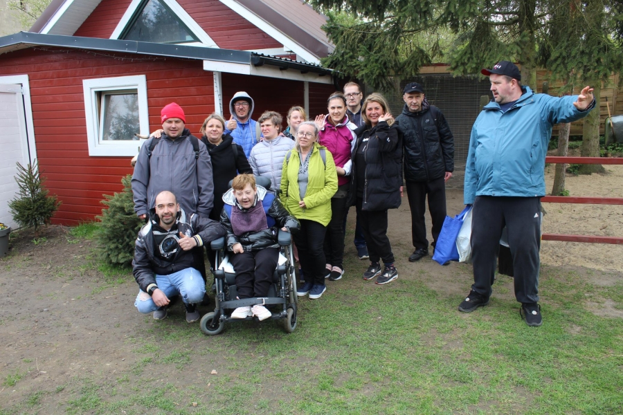 13 – Uczestnicy wraz z właścicielem farmy pozują do zdjęcia grupowego.