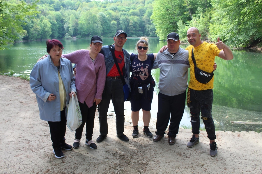 Grupa Uczestników pozuje do zdjęcia na tle Jeziora Szmaragdowego.