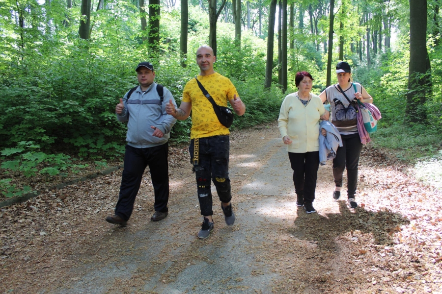 Uczestnicy spacerujący ścieżką w Puszczy Bukowej.