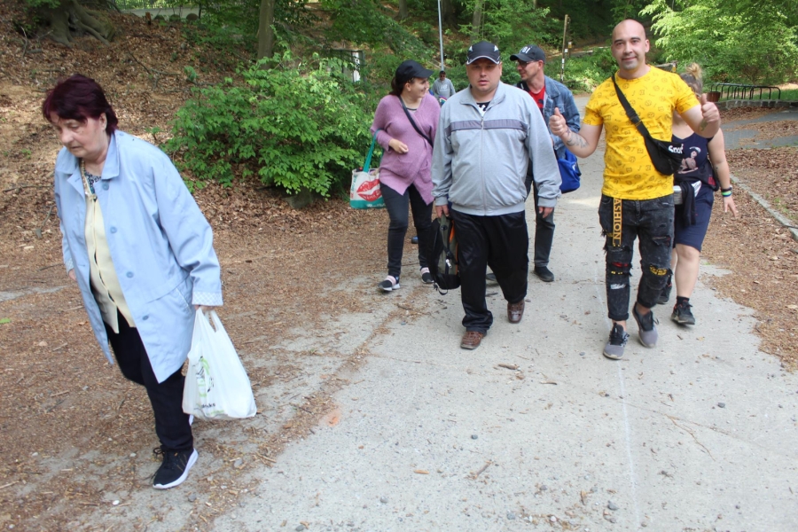Grupa Uczestników podczas spaceru po Puszczy Bukowej. 