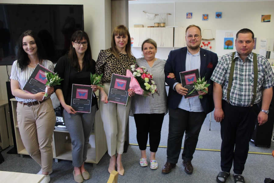 Uczestnicy podczas wręczania podziękowań dla gości pozują do zdjęcia. 