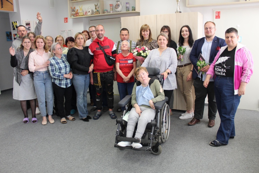 Uczestnicy wraz z kadrą oraz zaproszonymi gośćmi pozują do zdjęcia grupowego. 