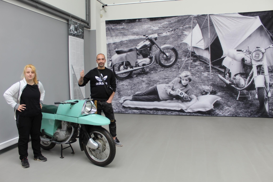 Uczestniczka wraz z Uczestnikiem pozujący do zdjęcia z motocyklem.