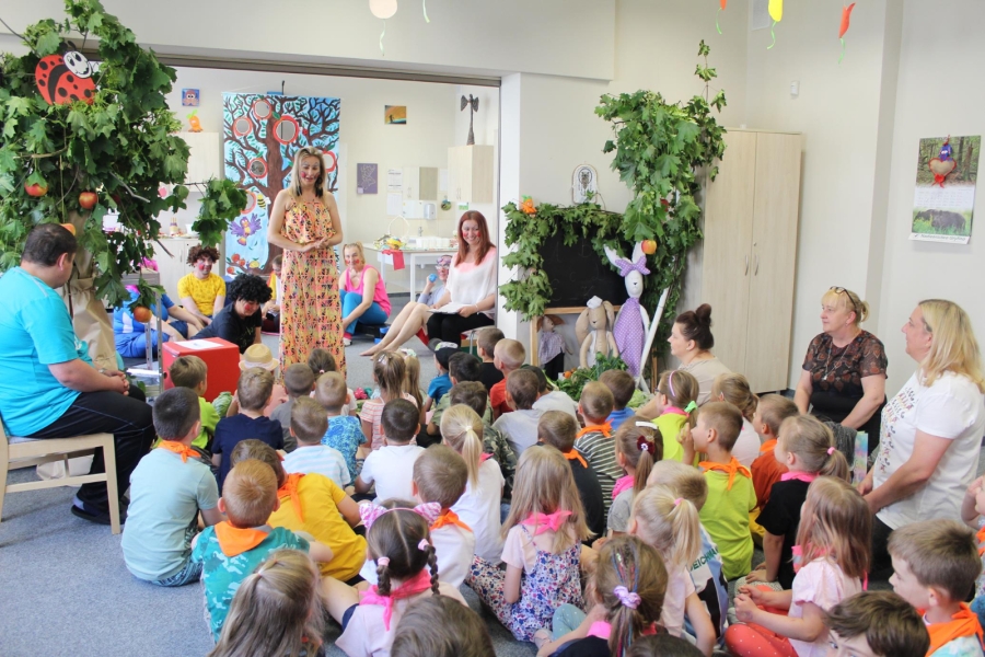 Pani pedagog zaprasza grupę dzieci na przedstawienie.