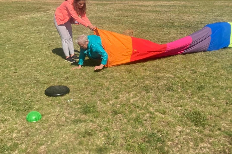 Uczestniczka przechodzi przez tunel z materiału.