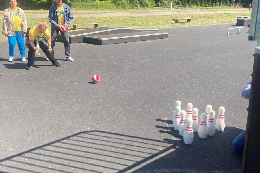 Uczestnicy podczas zabawy w kręgle.