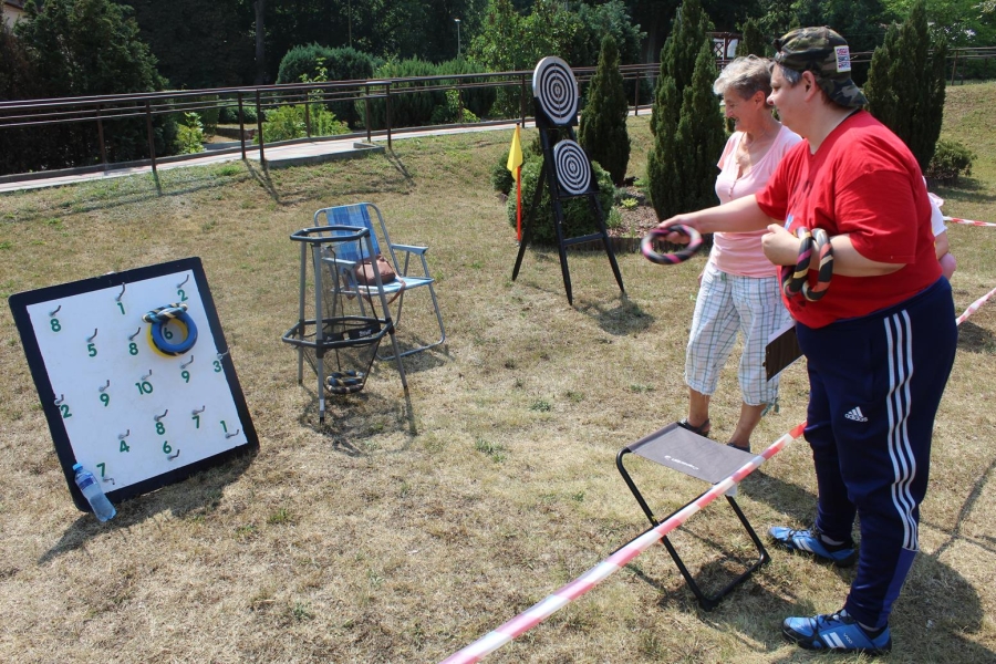 Uczestniczka rzuca krążkiem do celu.