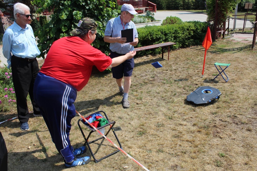 Uczestniczka rzuca woreczkiem do celu.