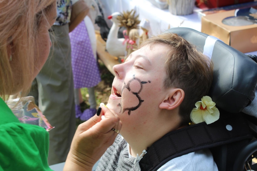 4. Terapeutka malująca ozdobę na twarzy Uczestniczce. 