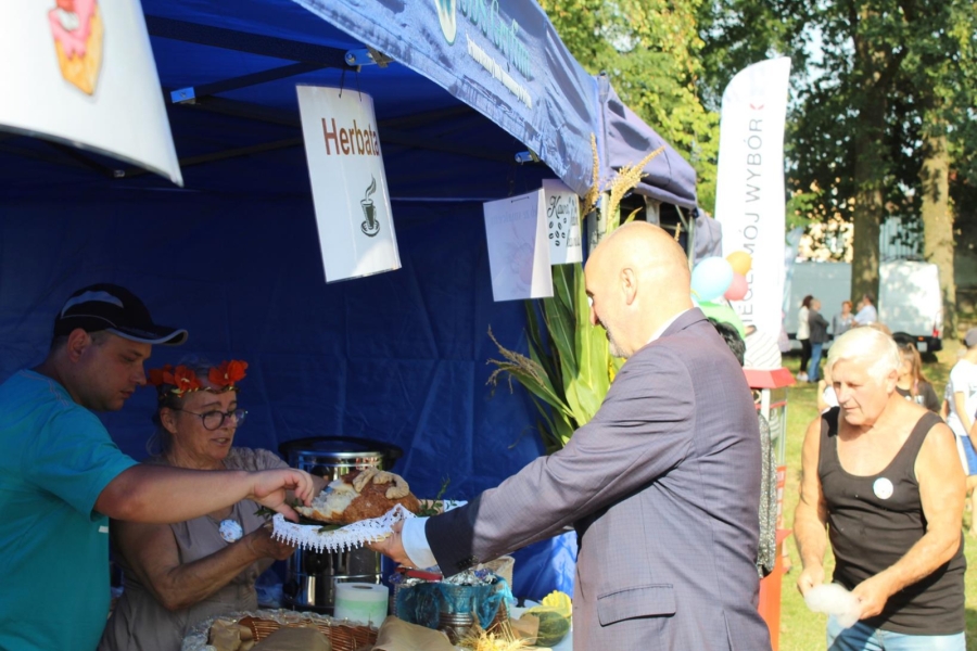 6. Burmistrz Gryfina częstujący Uczestników chlebem.