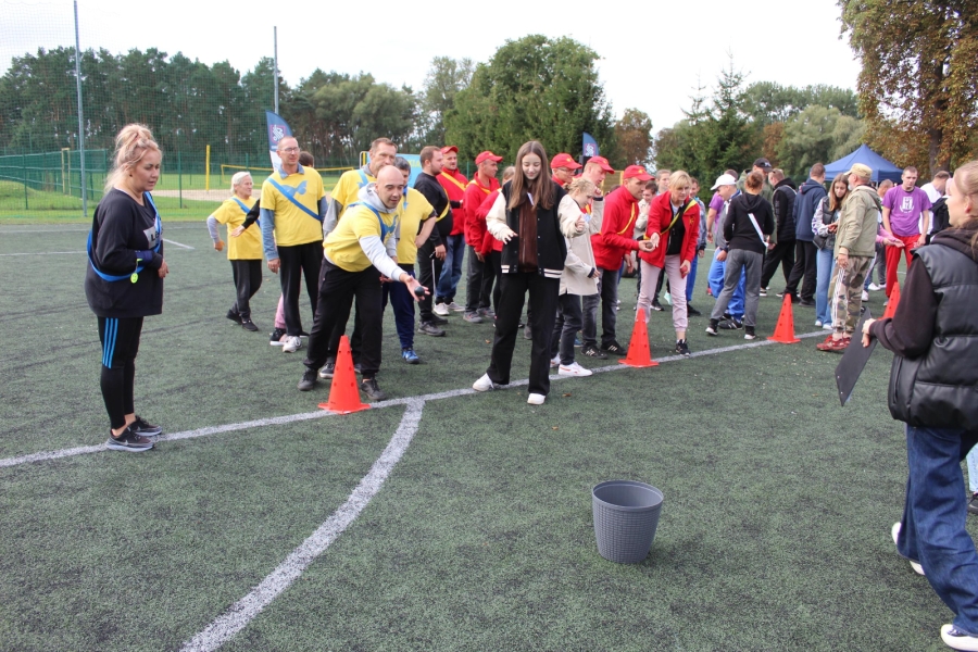 3. Uczestnik podczas konkurencji rzutu piłką do wiaderka.