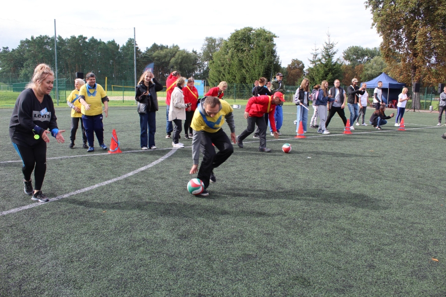 4. Uczestnik podczas konkurencji turlania piłki.