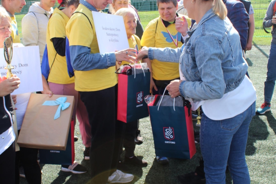 8. Kierownik ŚDS w Gryfinie wręcza nagrody Uczestnikom.