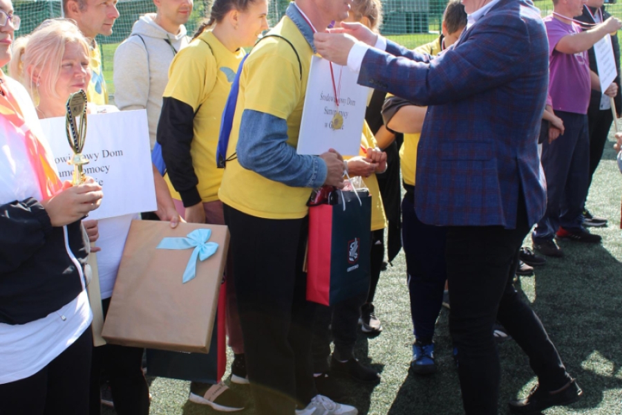 9. Burmistrz Gryfina wręcza medale Uczestnikom.