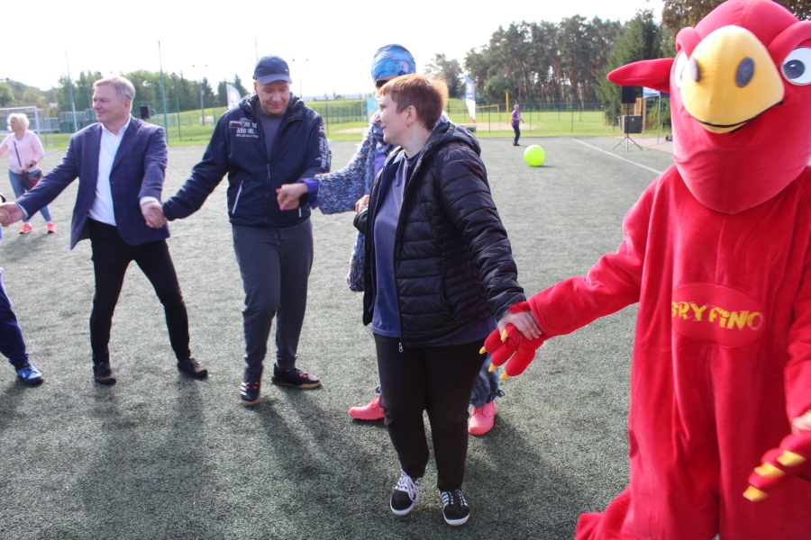 11. Uczestnicy podczas wspólnej zabawy trzymają się za dłonie.