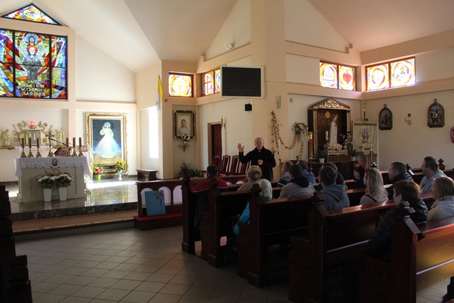 4. Ksiądz opowiada Uczestnikom na temat obrazów, figur oraz witraży. 