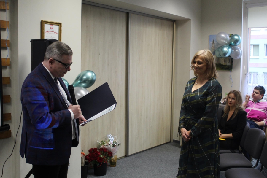 1. Zastępca Burmistrza Miasta i Gminy Gryfino wygłaszający podziękowania do Kierownik ŚDS w Gryfinie