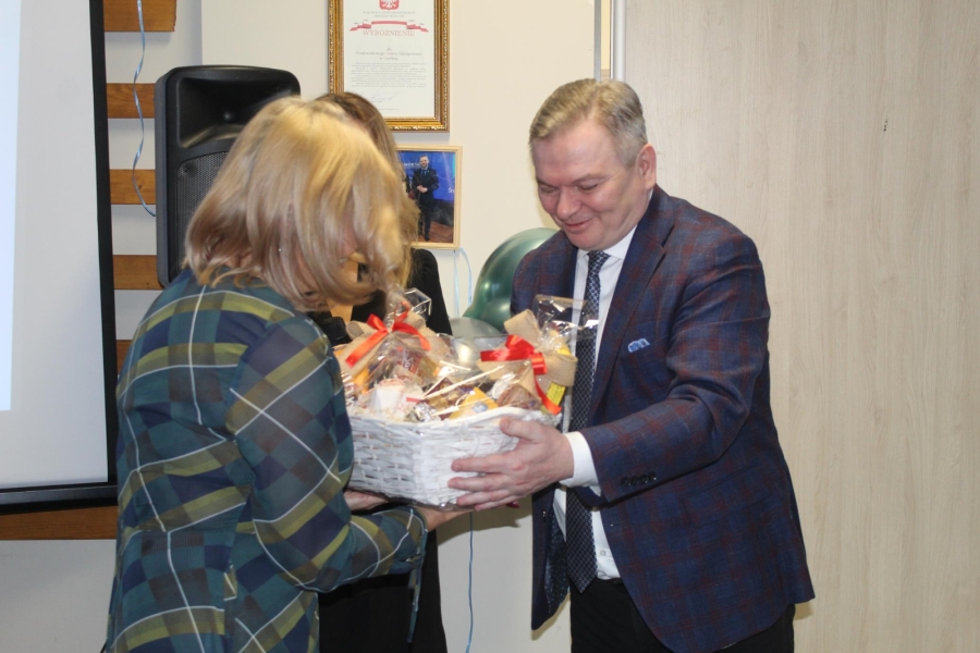 2. Zastępca Burmistrza Miasta i Gminy Gryfino wręczający kosz słodyczy Kierownik ŚDS w Gryfinie