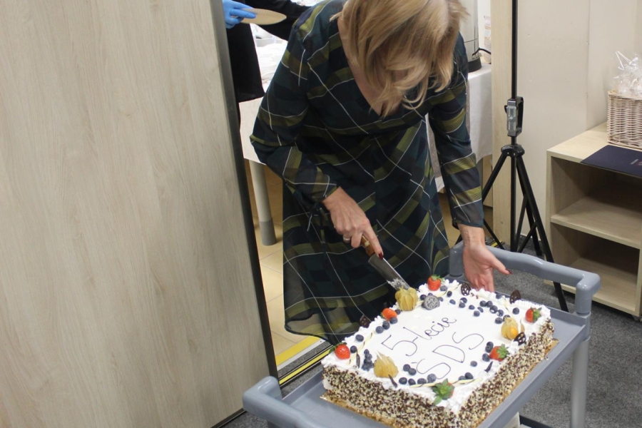 3. Kierownik ŚDS w Gryfinie krojąca tort jubileuszowy