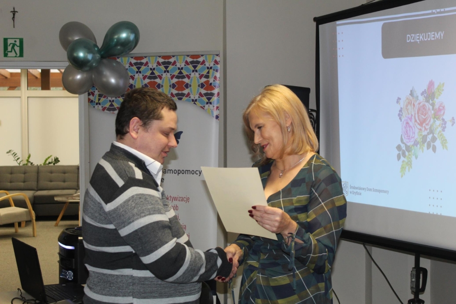 5. Uczestnik ściskający dłoń Kierownik ŚDS w Gryfinie trzymającej dyplom