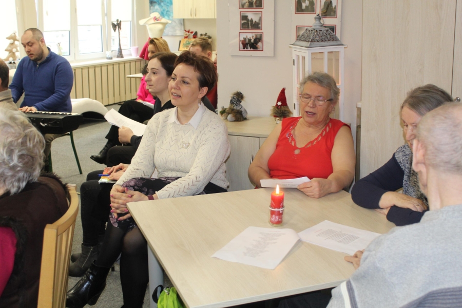 3.Uczestnicy oraz kadra Dziennego Domu Seniora + w Gryfinie śpiewający kolędy