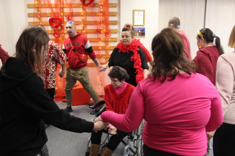 3.Grupa bawiących się osób tańczących dookoła uczestniczki