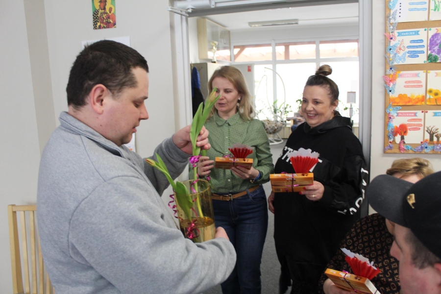 5.Uczestnik wręczający dwóm Paniom tulipany