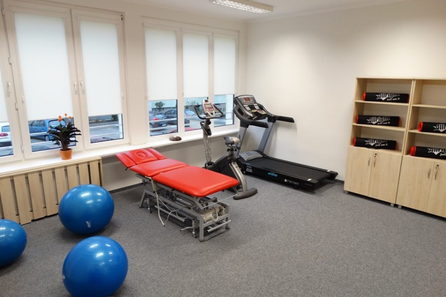 Zdjęcie sali fizjoterapeutycznej przedstawiające sprzęt