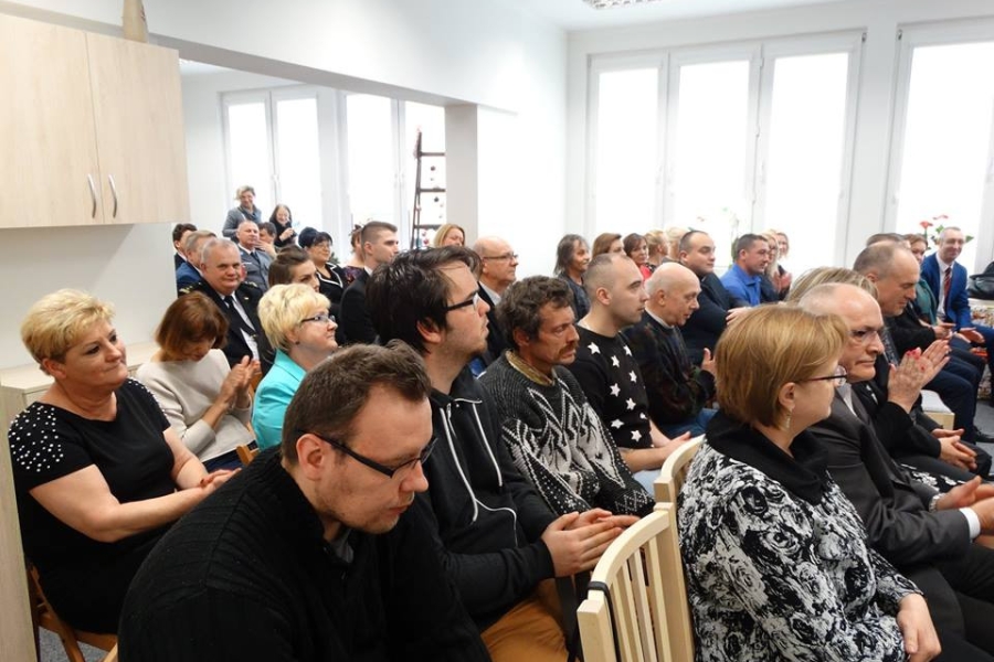 Uczestnicy wraz z goścmi siedzący na krzesłach podczas przemowy