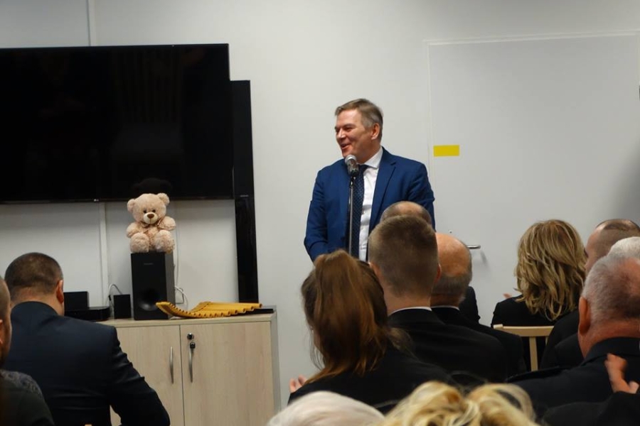  Burmistrz podczas przemówienia na otwarcie placówki