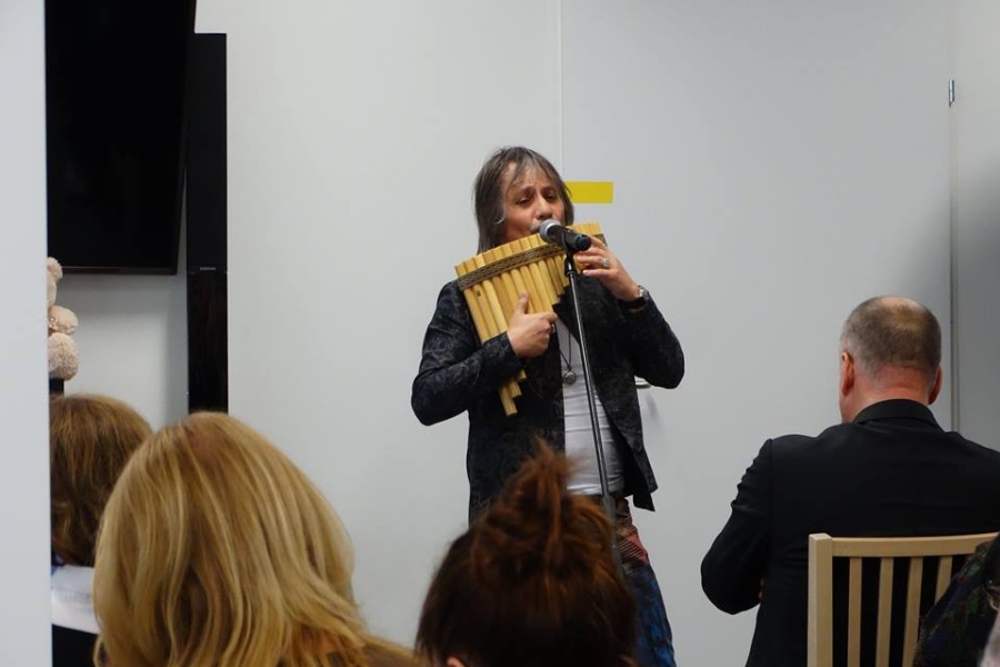 Muzyk grający na fletni pana dla gości 