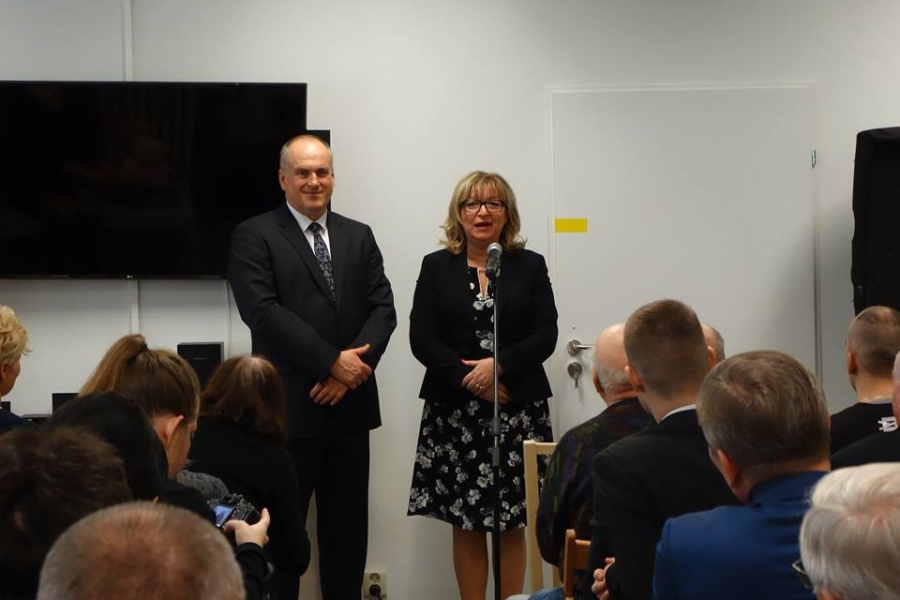Burmistrz wraz gościem przemawiający na otwarcie placówki