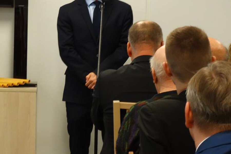 Przemawiający gość podczas otwarcia placówki