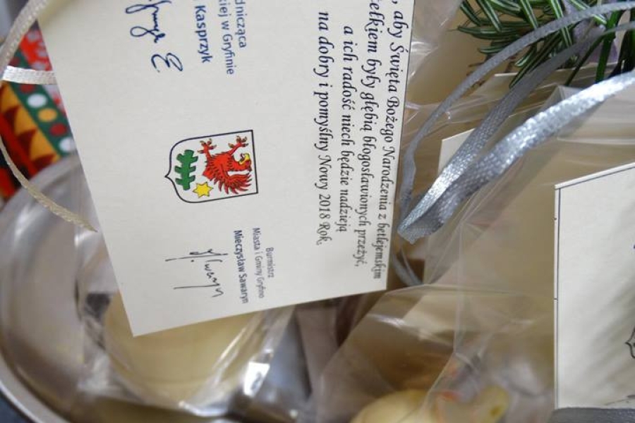 Kartka z życzeniami przypięta do słodkiego upominku