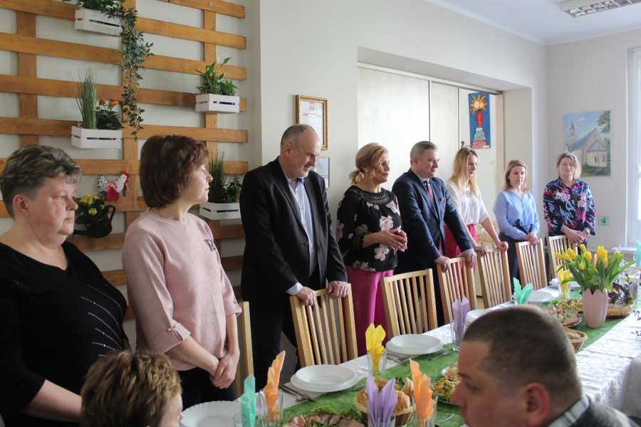 2.Zaproszeni goście podczas przemowy Pani Kierownik ŚDS w Gryfinie na tle stołu wielkanocnego