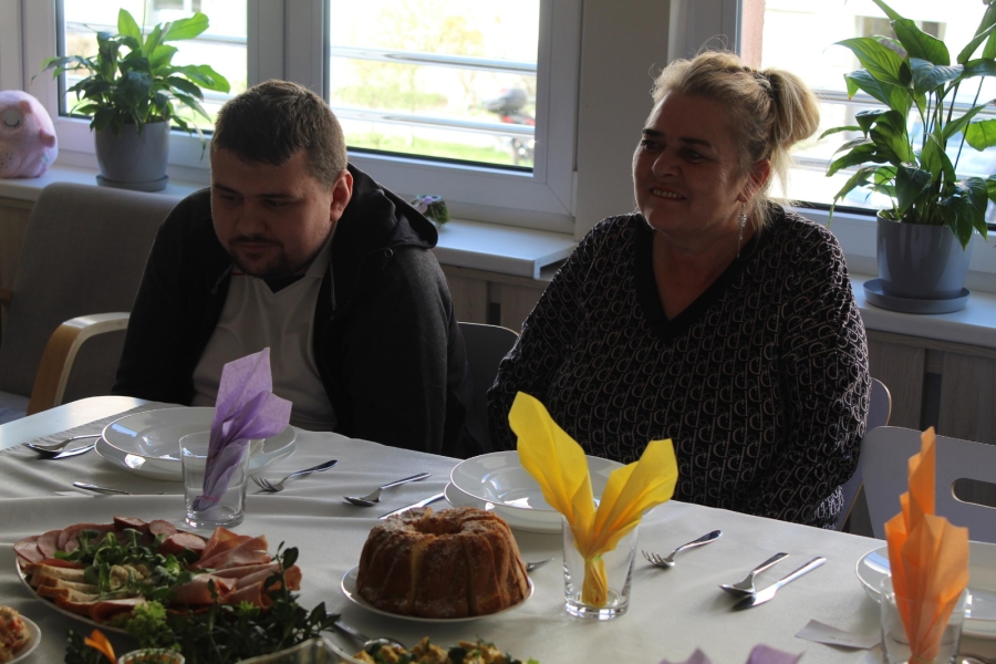 3.Uczestnik wraz z mamą przy stole wielkanocnym