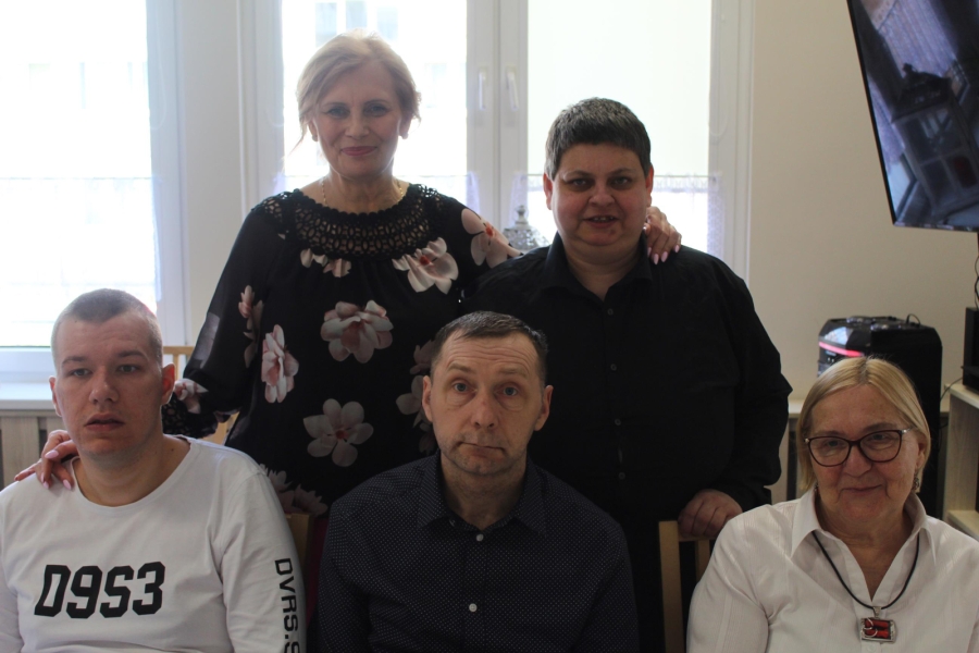 4.Pani Kierownik z uczestnikami oraz mamą uczestnika pozują do zdjęcia