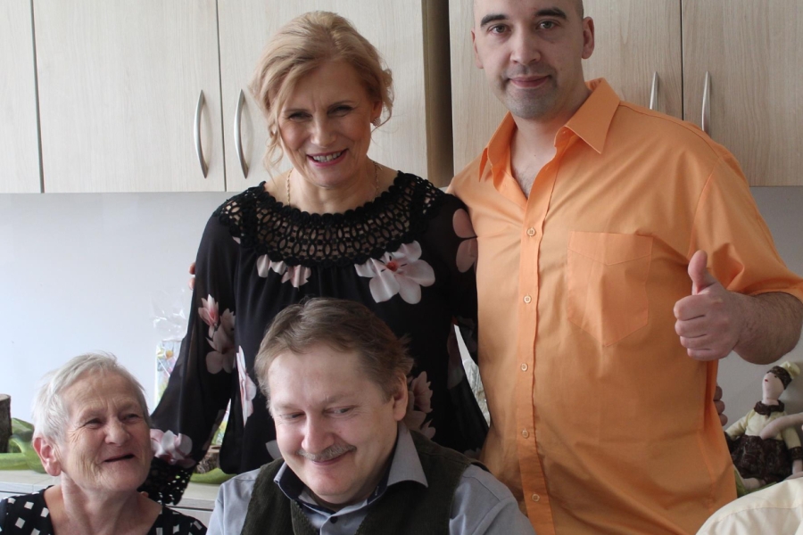 5.Pani Kierownik z uczestnikami pozujący do zdjęcia