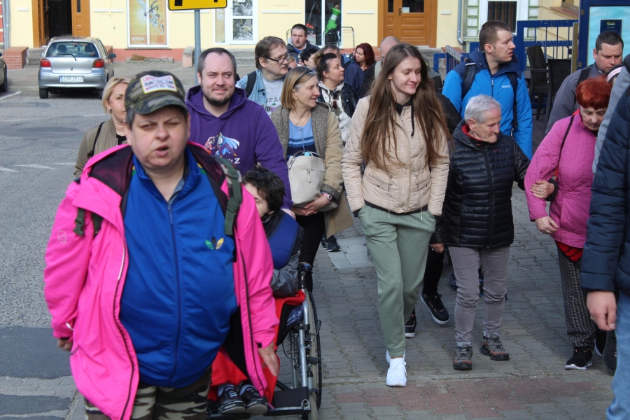 2.Uczestnicy  oraz terapeuci idący pod górkę w Cedyni