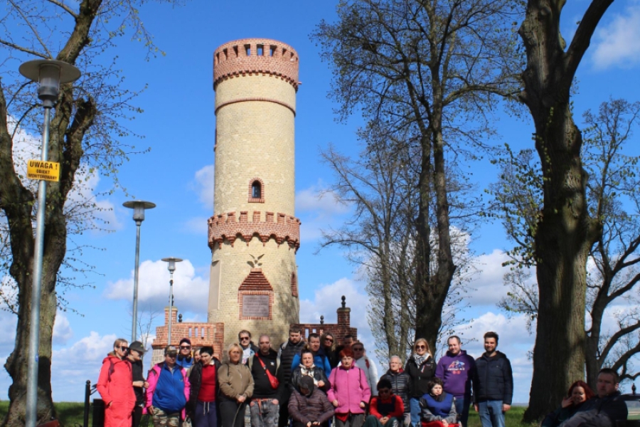 4.Uczestnicy oraz kadra stojący przed wieżą widokową w Cedyni