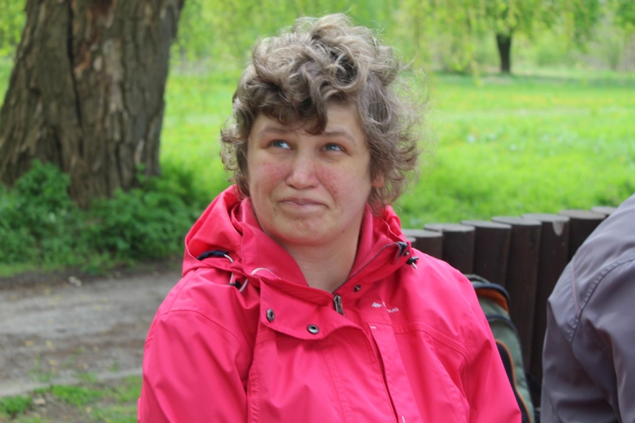 3.Uczestniczka na tle zielonej trawy