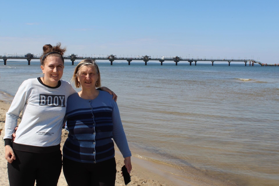 4.Uczestniczki na tle molo w Międzyzdrojach