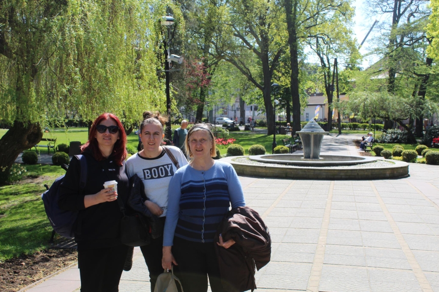 5.Terapeutka oraz uczestnicy na tle parku w Międzyzdrojach